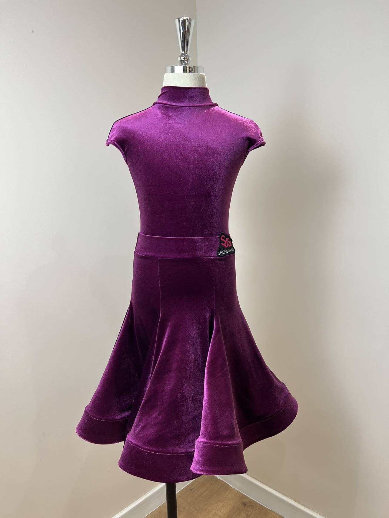 Latin dance short -sleeved inverted V specifies to return to V -neck velvet competition uniform