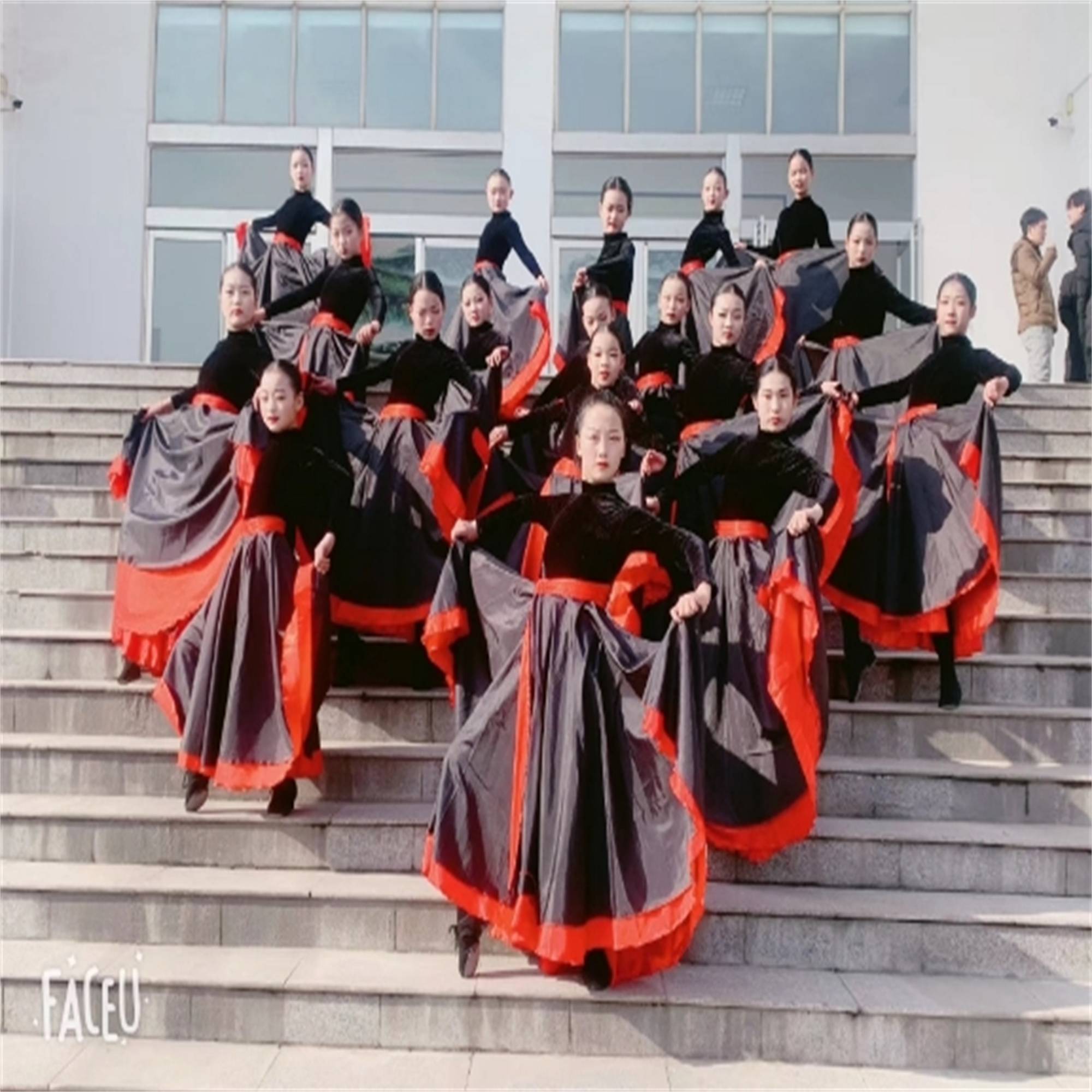 Spanish bull-to-breathing troupe specialty Latin troupe troupe cape, cape