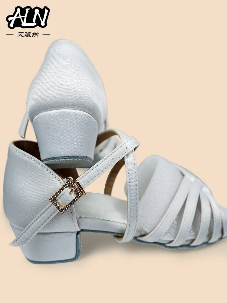 Girls and Children's Professional Latin Dance Shoes Girls Soft Bottom Mid -heels Mid -heels Contest Dance Children's Beginners Little White Shoes