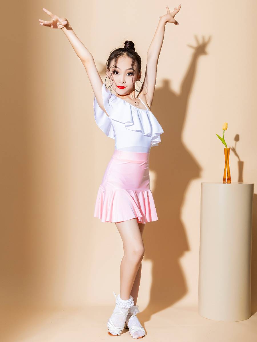 A new summer 2024 specialty for working children for girls in a white slash-and-shoulder tweezer