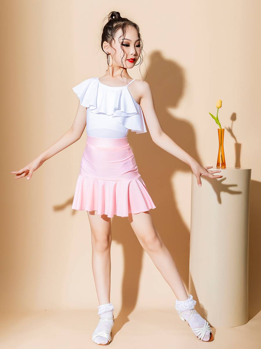 A new summer 2024 specialty for working children for girls in a white slash-and-shoulder tweezer