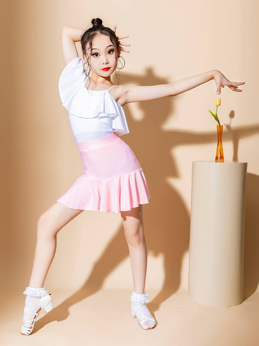 A new summer 2024 specialty for working children for girls in a white slash-and-shoulder tweezer