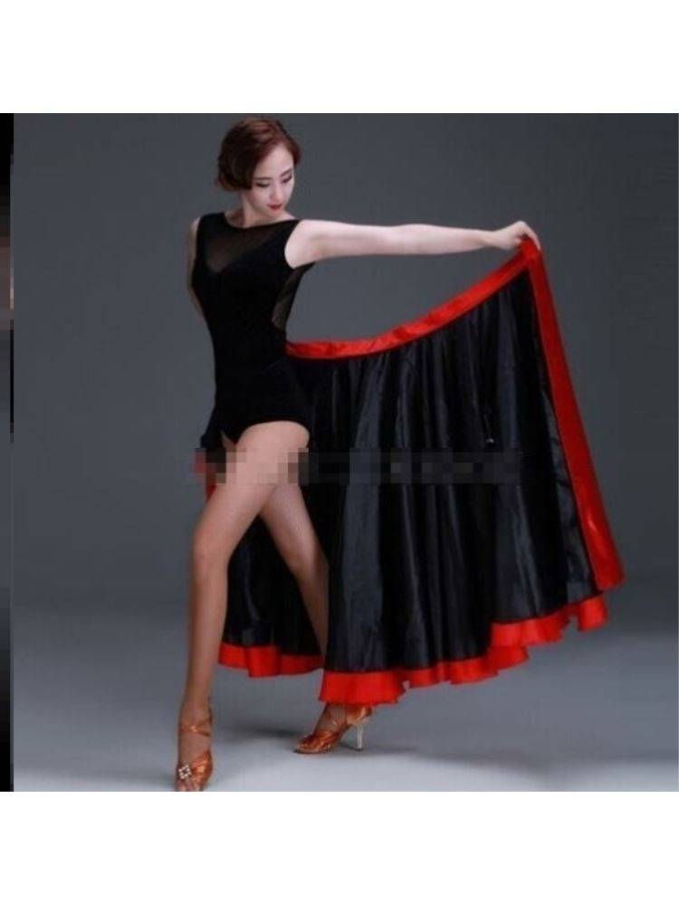 The Spanish troupe dance cape specialty Latin troupe troupe troupe