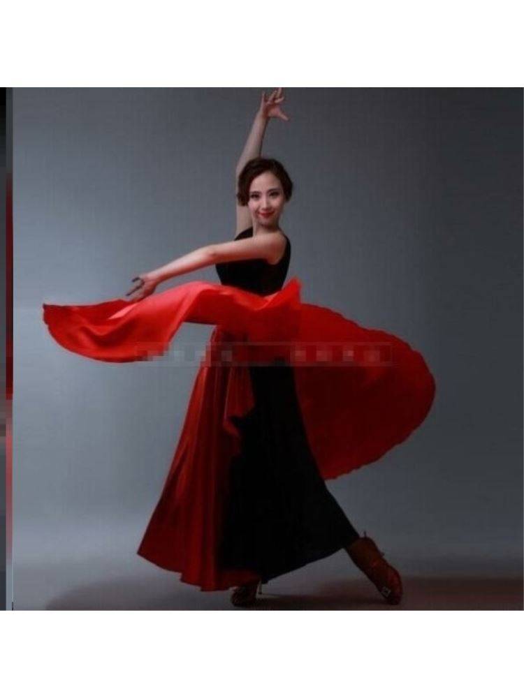 The Spanish troupe dance cape specialty Latin troupe troupe troupe