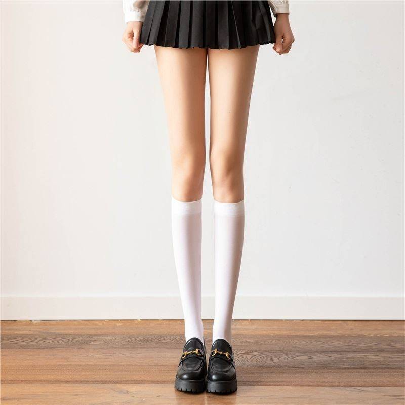 ♪ White-legged socks ♪