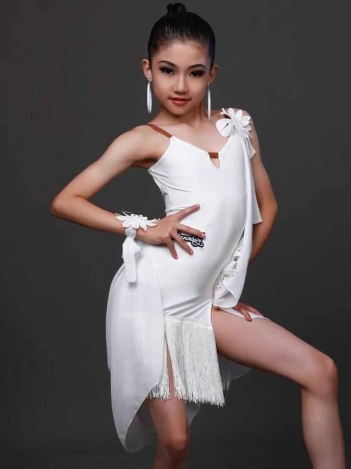 The new suspender flower clothing black pool high -end high -end performance dance service children's flowing Soviet grade competition Latin dance service