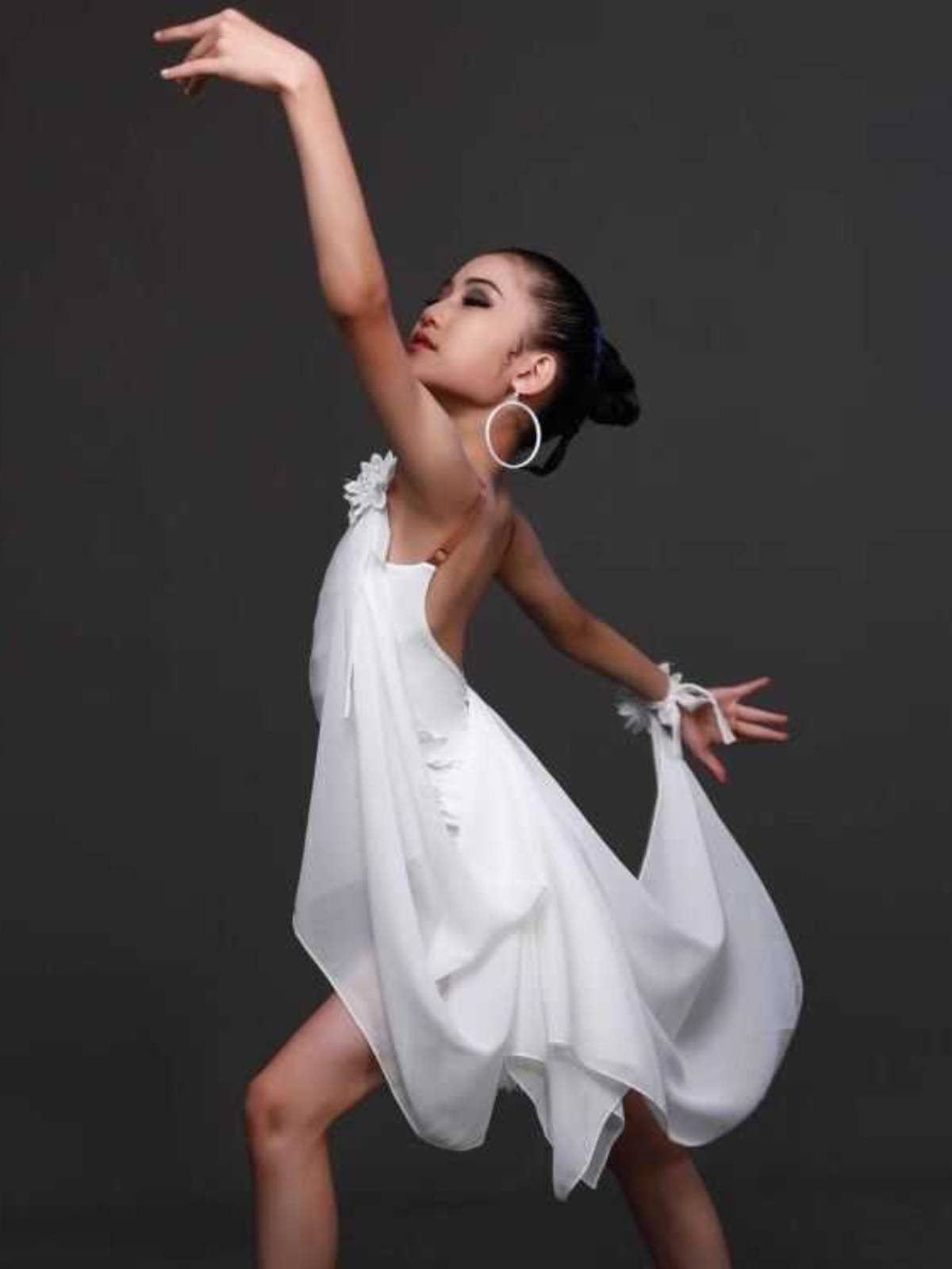 The new suspender flower clothing black pool high -end high -end performance dance service children's flowing Soviet grade competition Latin dance service
