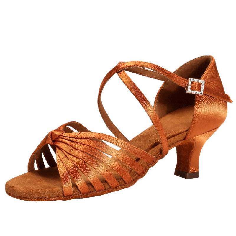 Training girls in shoes to dance in Latin shoes to practice in soft-end adult girls