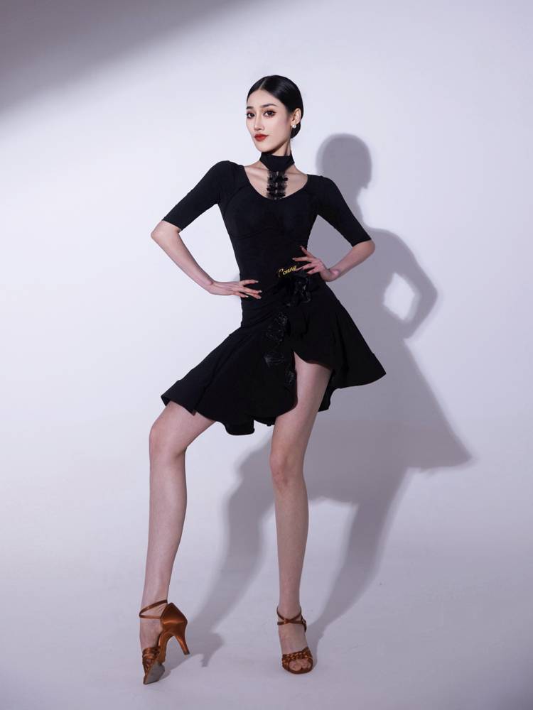 Conny's new Latin dance skirt dance training uniform medium short sleeve top black half -body skirt set female performance service