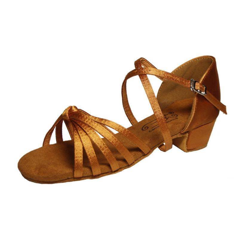 Performance with teachers beginners in summer, adult unwilling shoes, female adult Latin dance exercises, dancing outdoor feet during