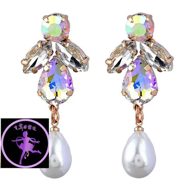 The flier's skirts are drilled and mimics the pearls of the Latin ecstasy and the national ecstasy