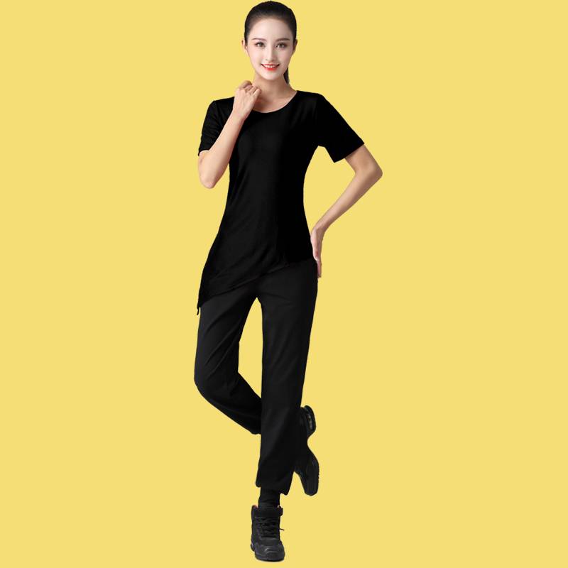 Practicing the female modern dance suit suit