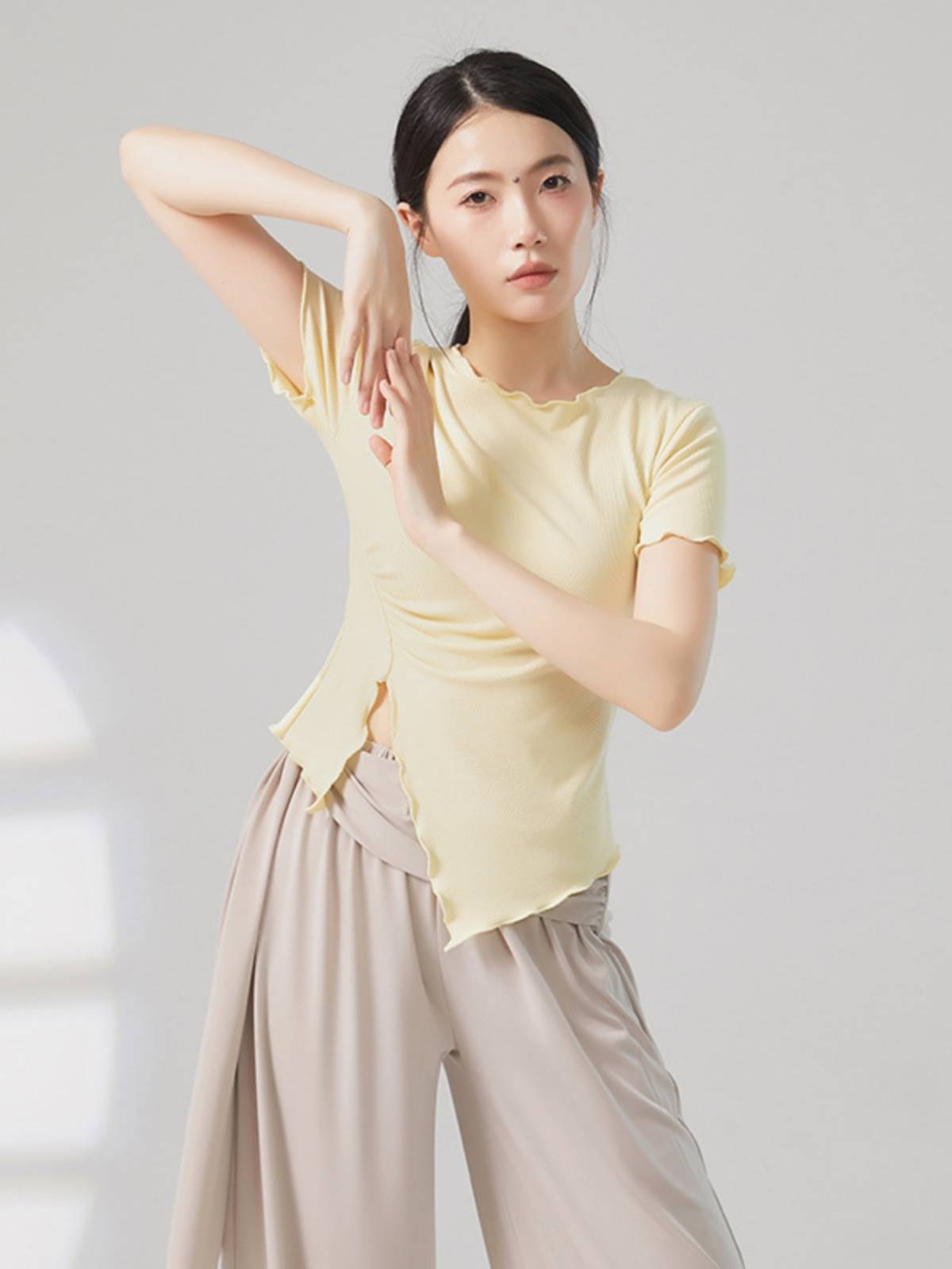 Classical dance service wooden ear round neck T -shirt female thin Hong Kong wind shirt summer short -sleeved split modern dance teacher class