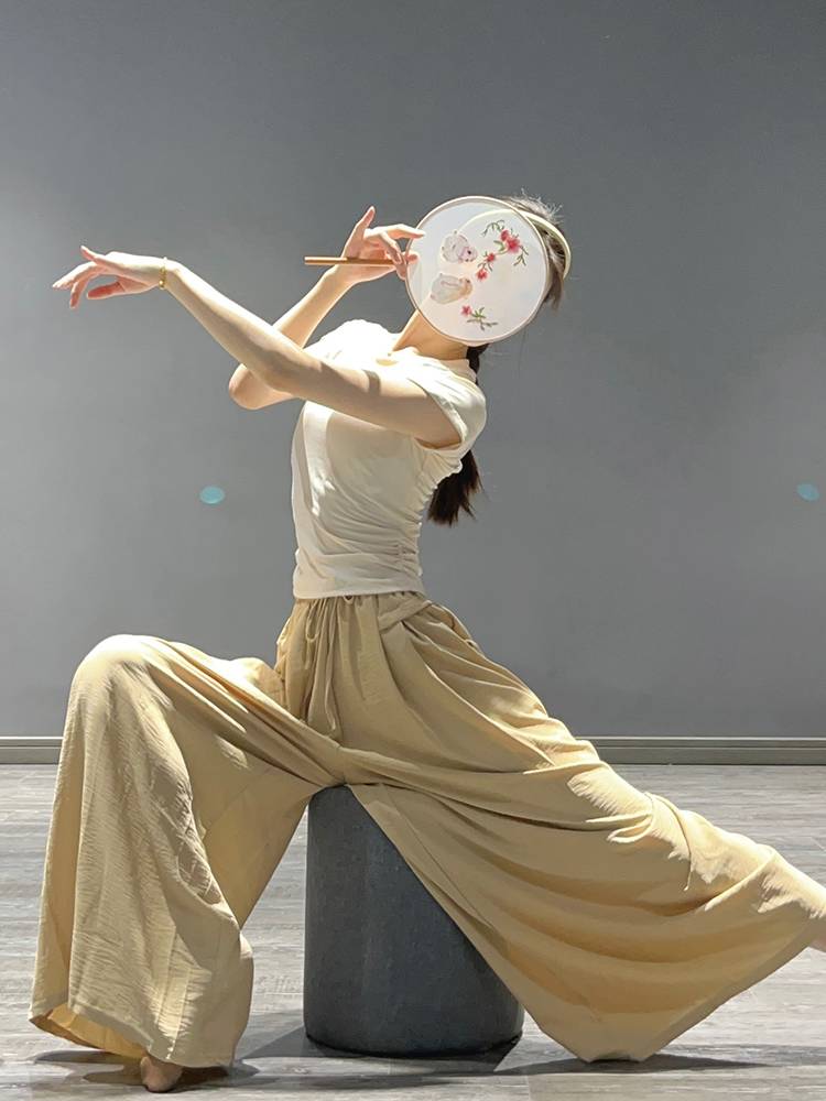Modern dance pants can wear loose and elegant wide leg pants daily