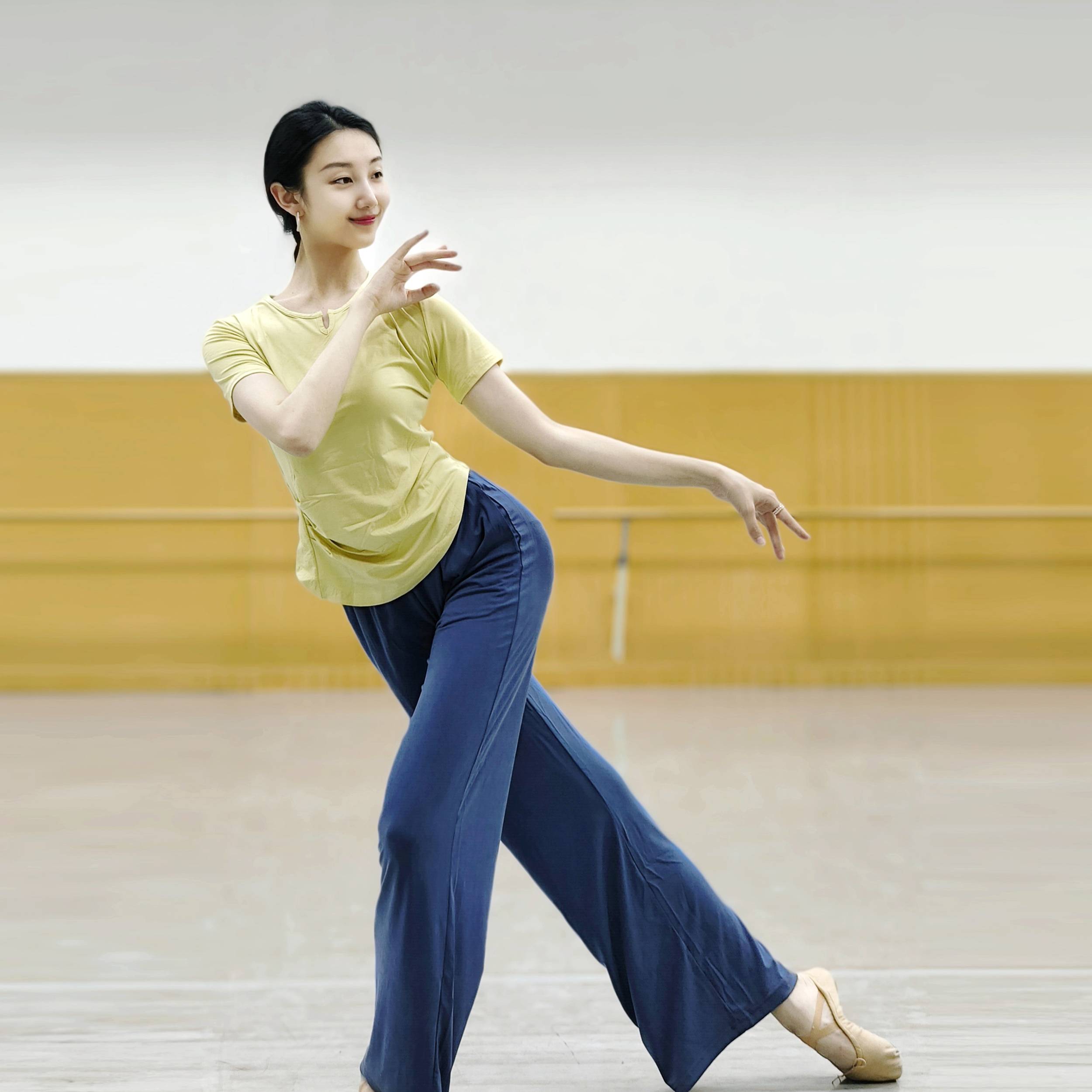 Short -sleeved modern dance exercise service female dance clothing shape training top -shirt summer slim yoga service classical dance art test
