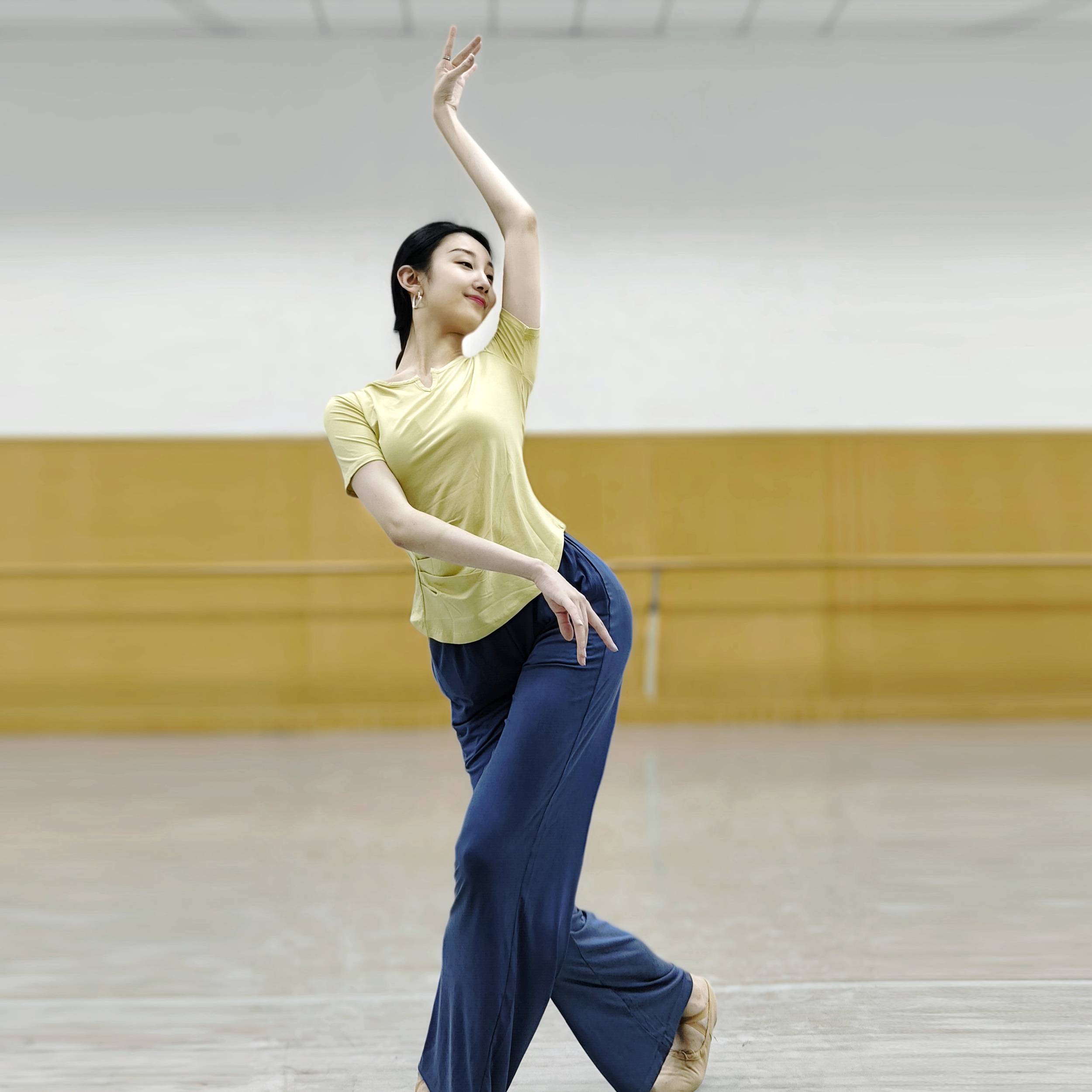 Short -sleeved modern dance exercise service female dance clothing shape training top -shirt summer slim yoga service classical dance art test
