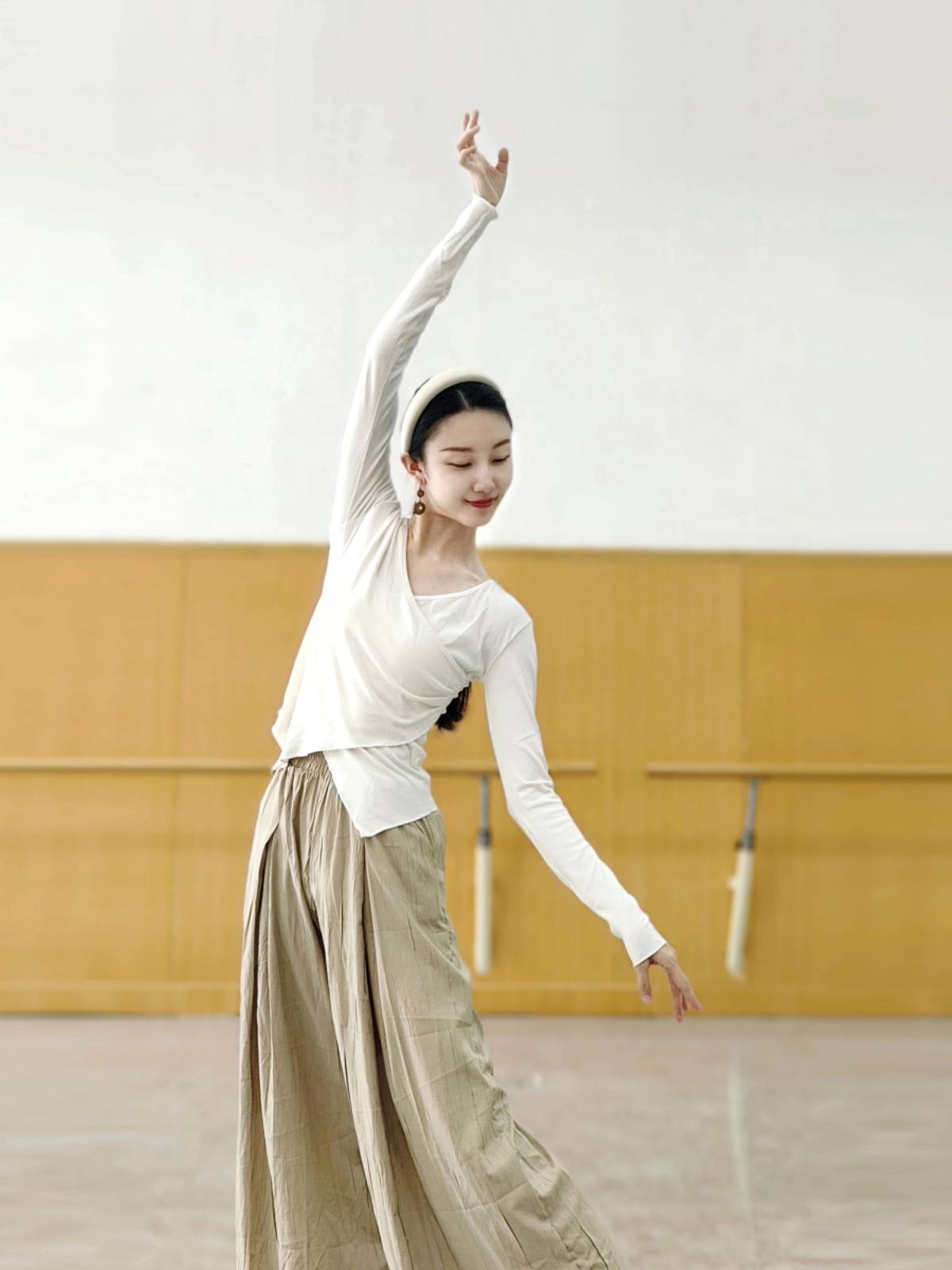Dance top training service V -neck of modern dance, long -sleeved sleeve set refers to female Chinese dance suit shape set