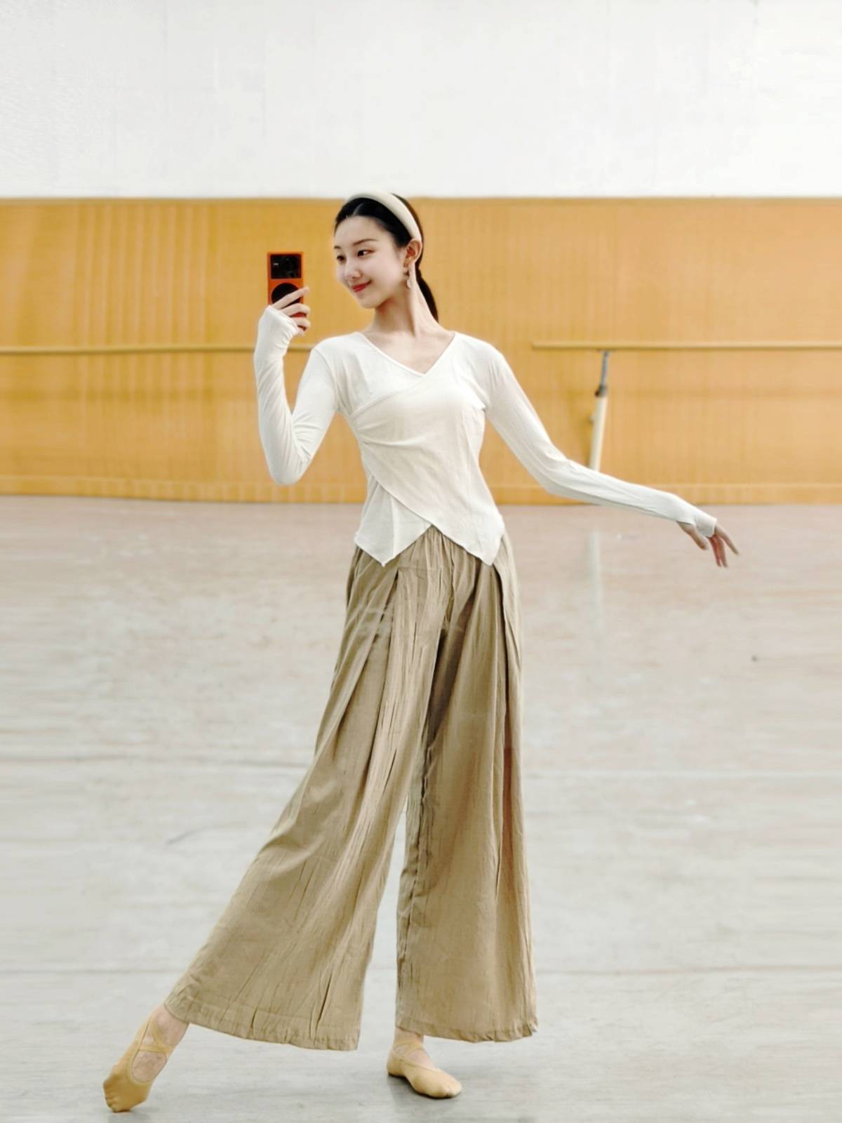 Dance top training service V -neck of modern dance, long -sleeved sleeve set refers to female Chinese dance suit shape set
