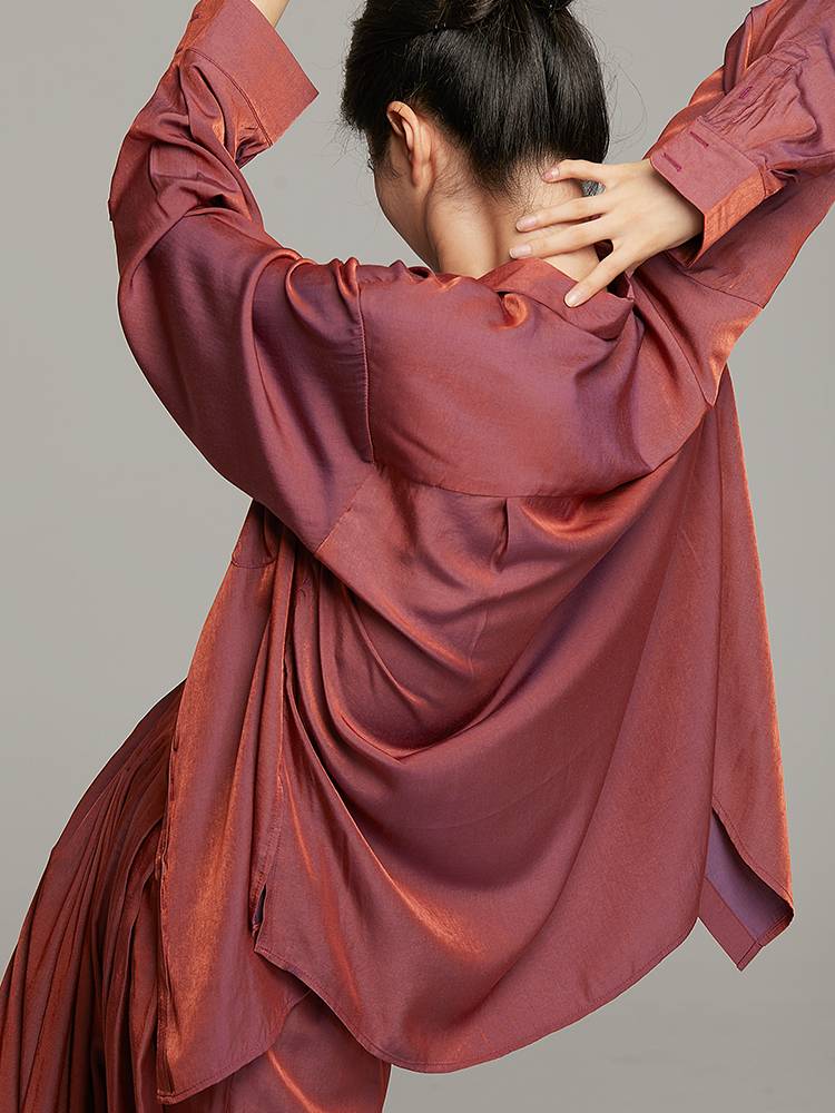 The bean bean choreographer has a high-level dance suit with a loose shirt