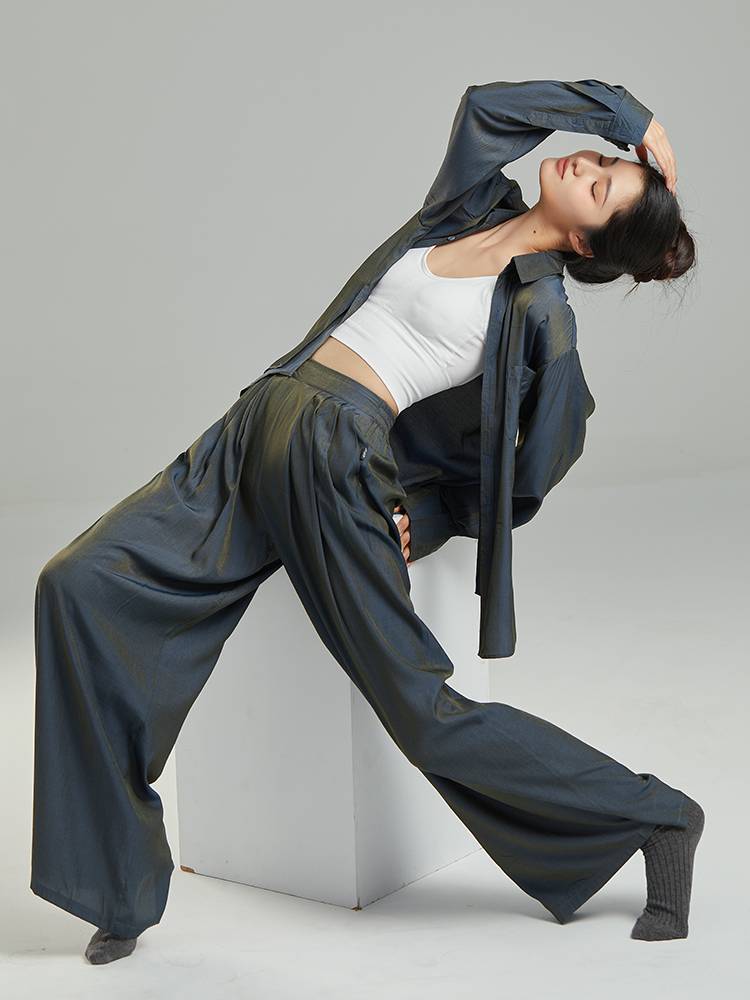 The bean bean choreographer has a high-level dance suit with a loose shirt