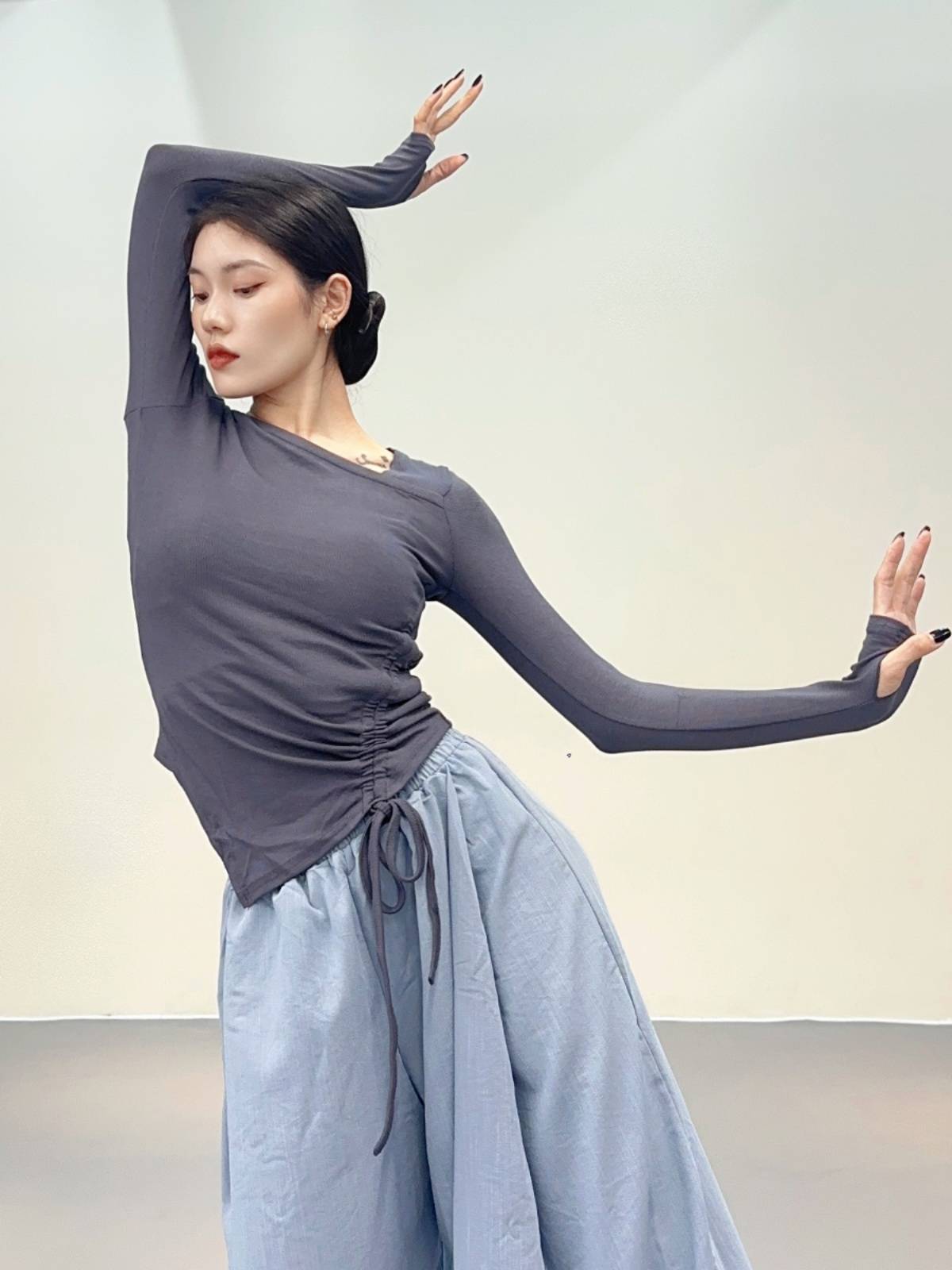 Dance practice service Modern classical dance clothing slim sleeve finger drawing thin design professional clothing teacher top