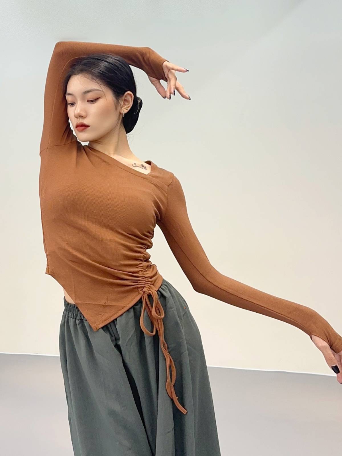 Dance practice service Modern classical dance clothing slim sleeve finger drawing thin design professional clothing teacher top