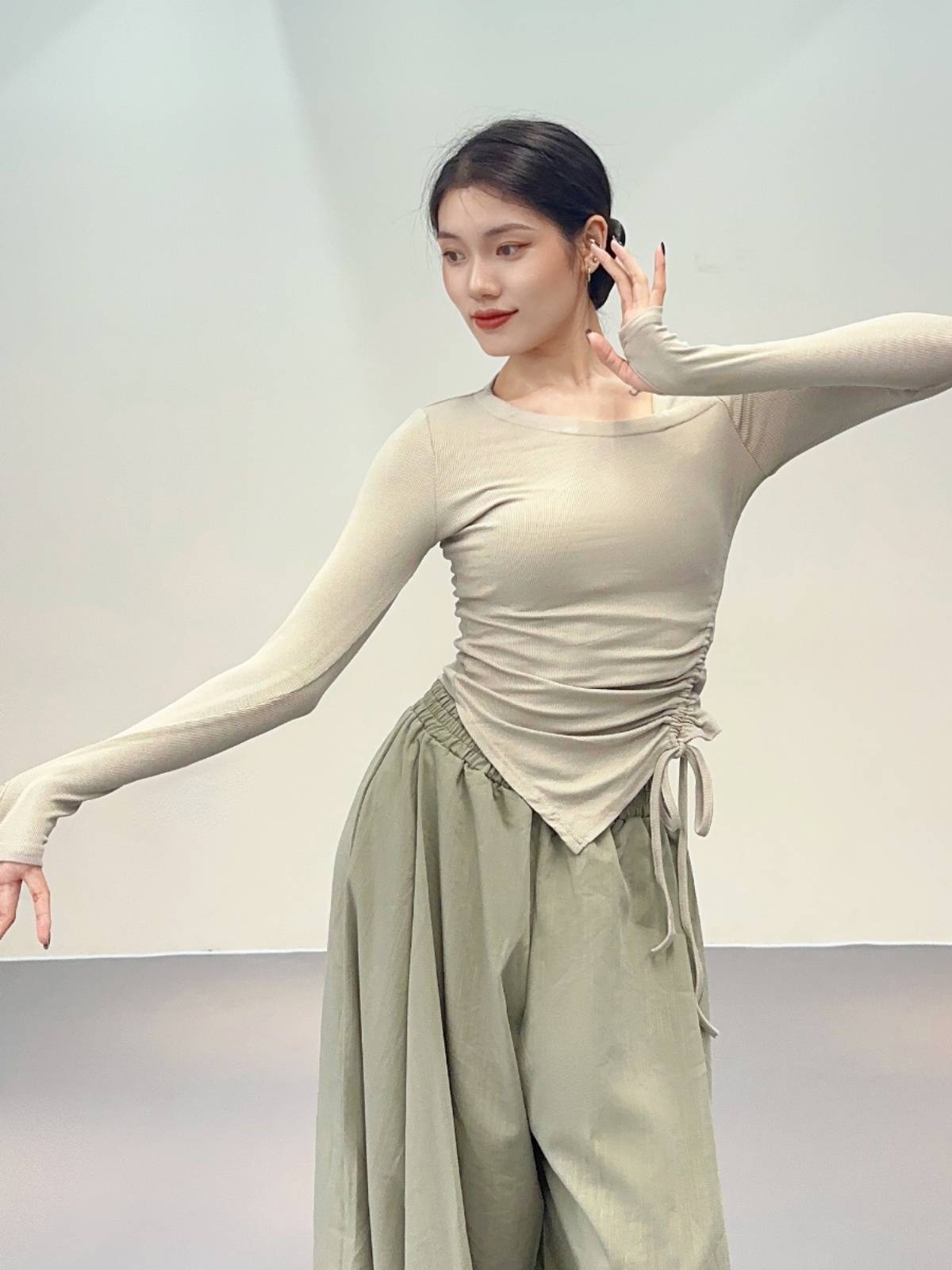 Dance practice service Modern classical dance clothing slim sleeve finger drawing thin design professional clothing teacher top