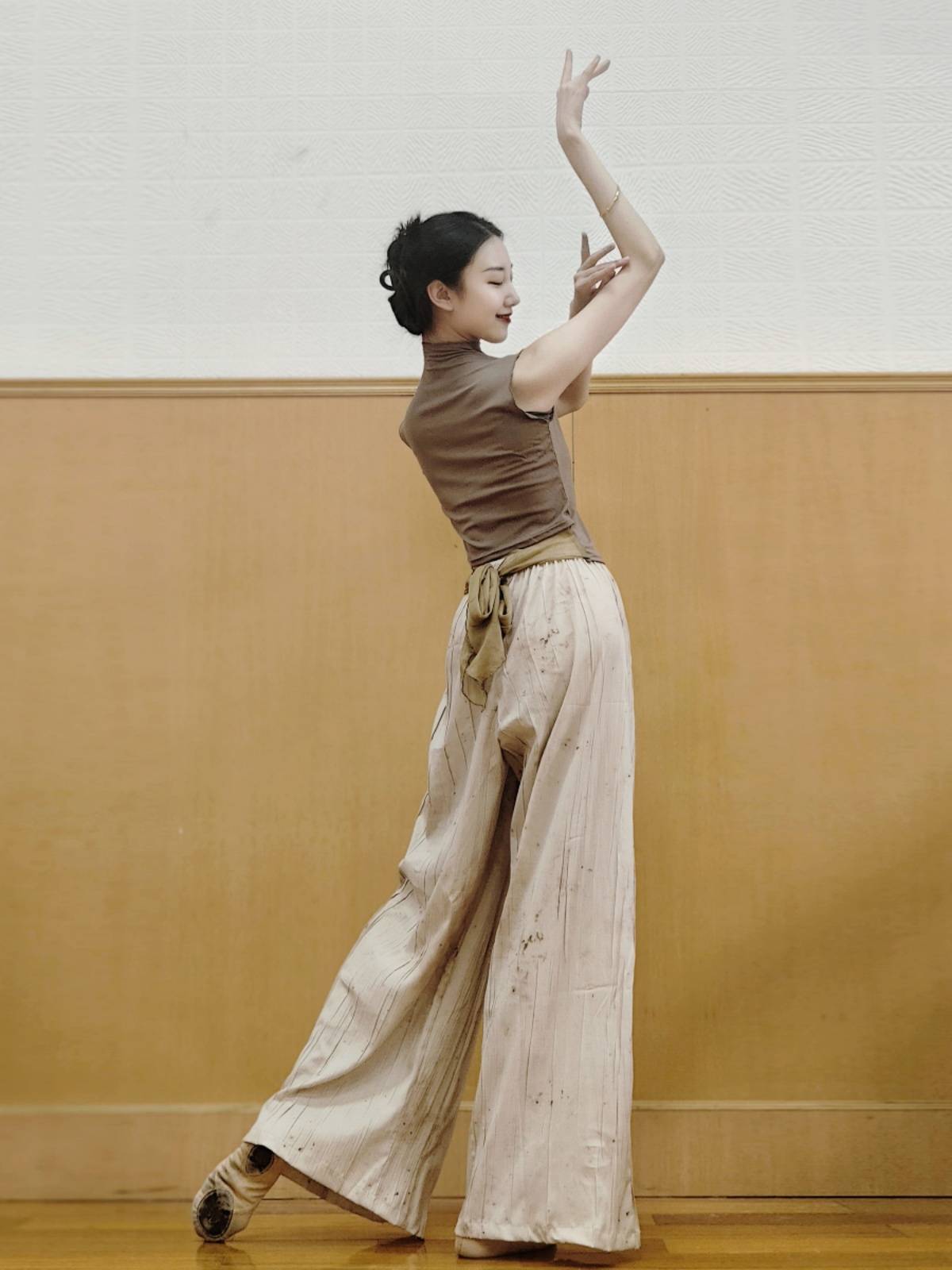 Classical dance -shaped body exercise uniforms in summer new daily clothes can wear back -back modern dance short -sleeved dance clothes