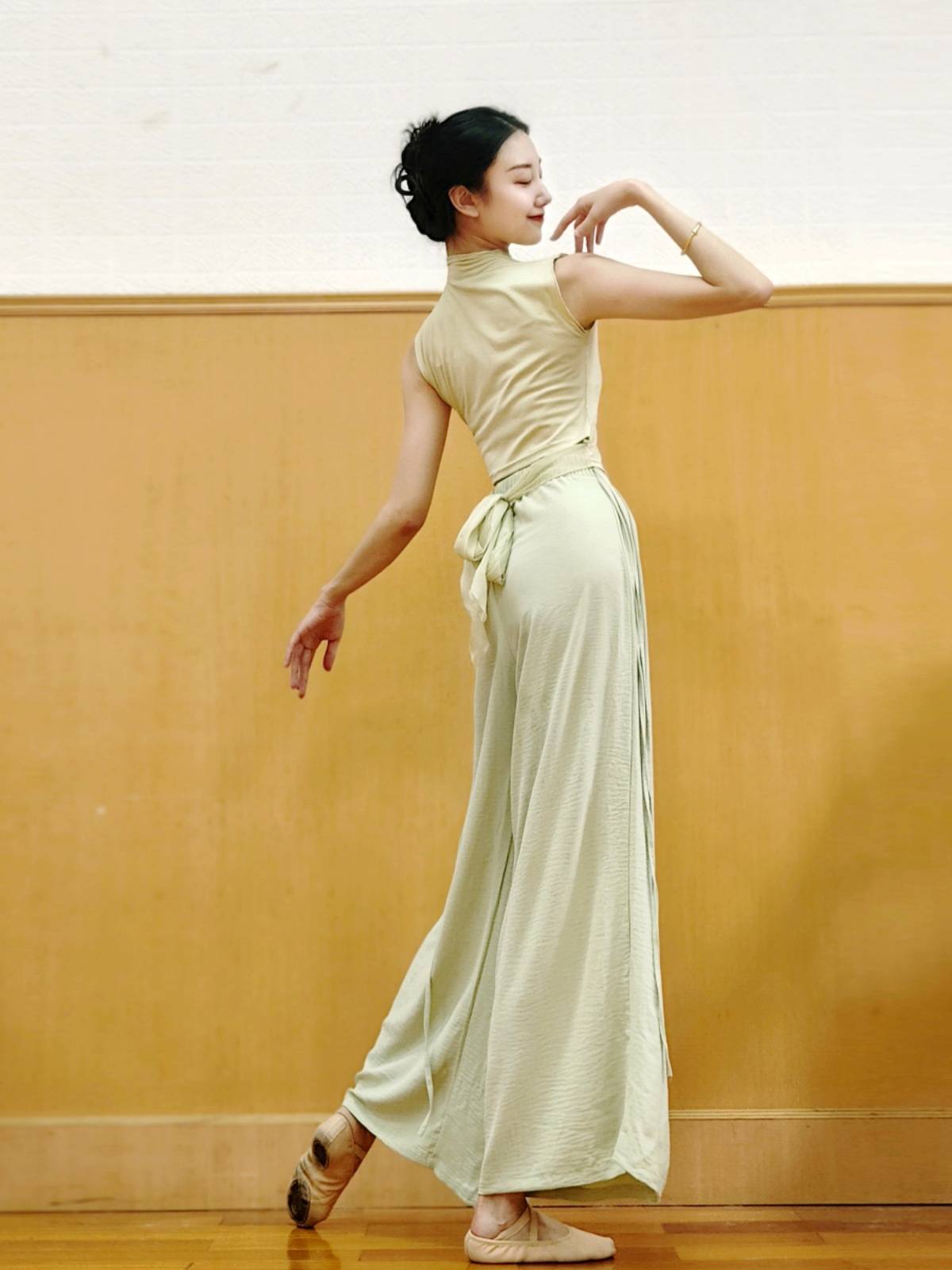 Classical dance -shaped body exercise uniforms in summer new daily clothes can wear back -back modern dance short -sleeved dance clothes