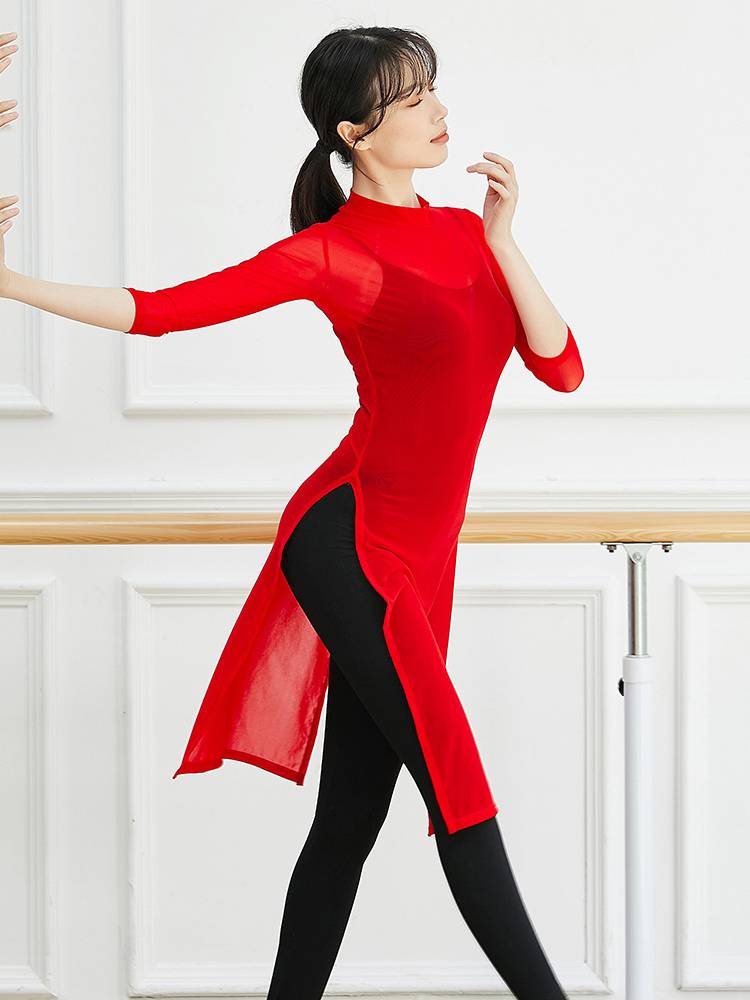 Long-term modern choreographer, high-collar garter girl with thin clothes on top of her clothes