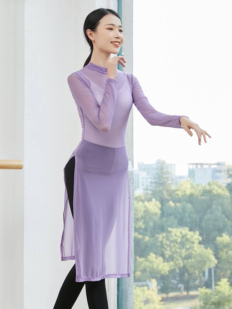 Long-term modern choreographer, high-collar garter girl with thin clothes on top of her clothes