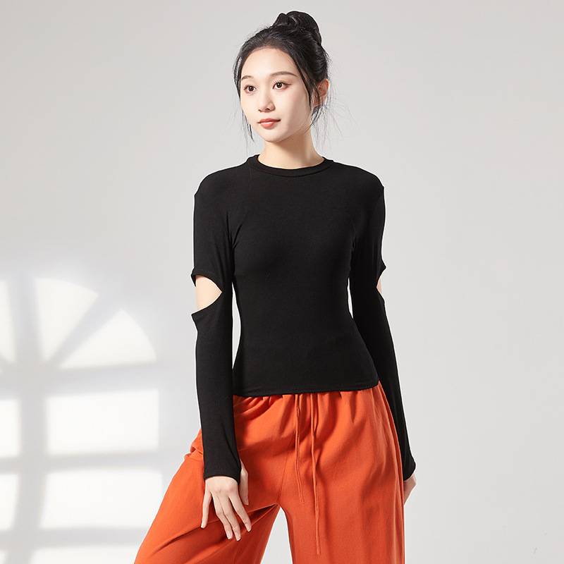 Modern dance exercise girl dance wearing a long sleeve sleeve sleeve fingers a classic dance training service square dance service