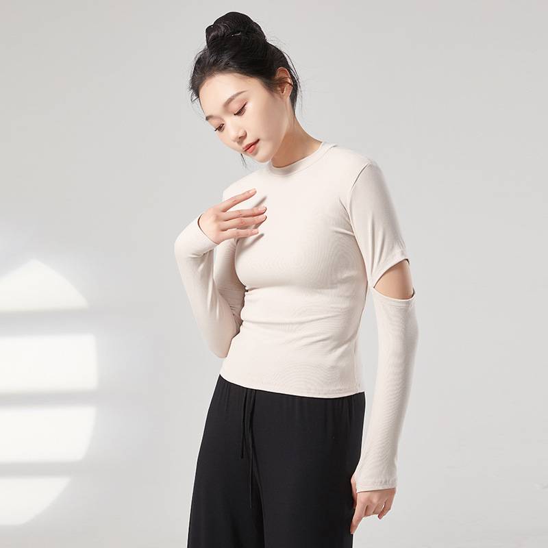 Modern dance exercise girl dance wearing a long sleeve sleeve sleeve fingers a classic dance training service square dance service