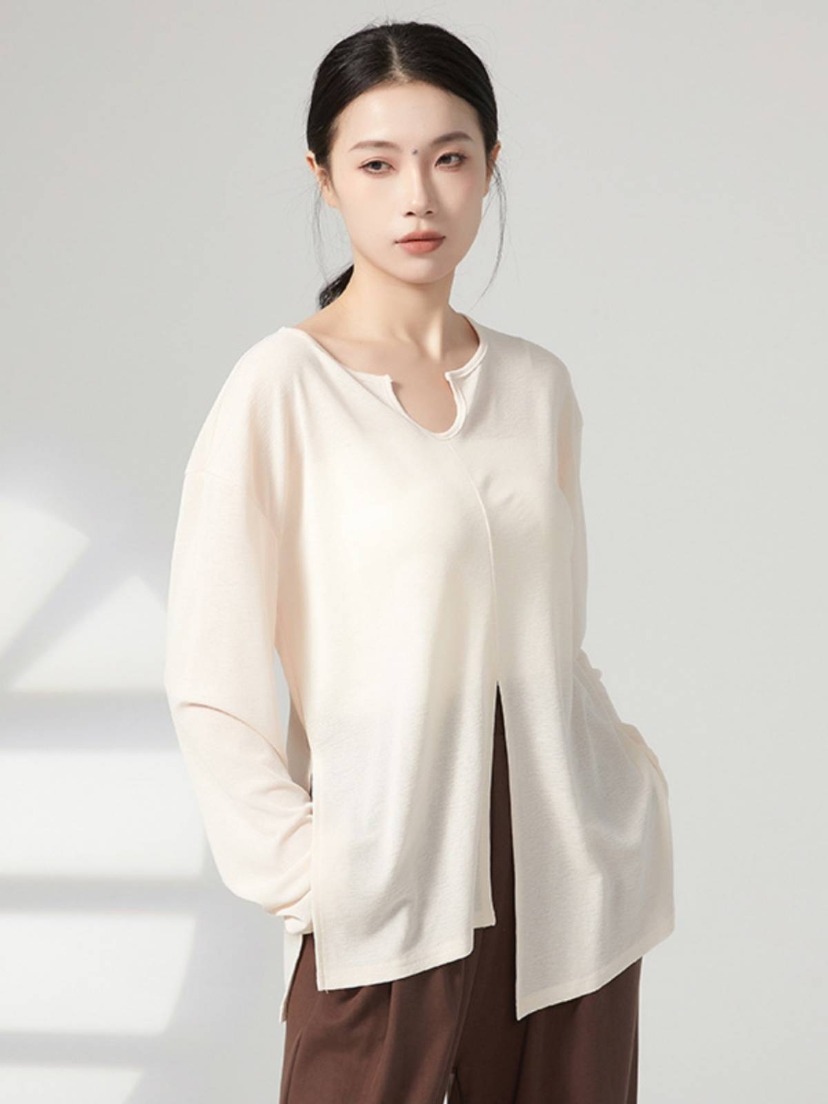 Modern dance irregular split long -sleeved top dance clothes practice costume clothes classical dance loose T -shirt dancing clothing female