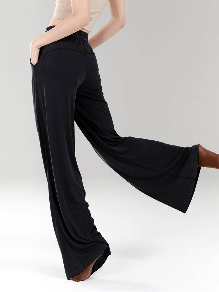 The black-cracked, black-legged, modern-class classical thong thong stylist