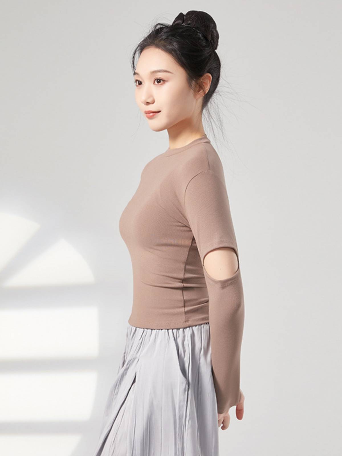 Modern dance exercise girl dance, dance with holes, long sleeves, fingers of classical dance teachers in class, class training suit