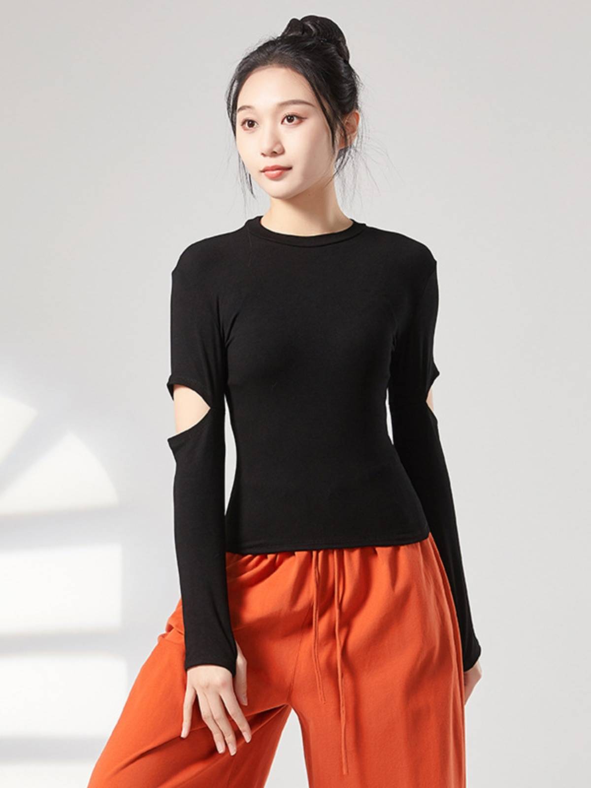 Modern dance exercise girl dance, dance with holes, long sleeves, fingers of classical dance teachers in class, class training suit
