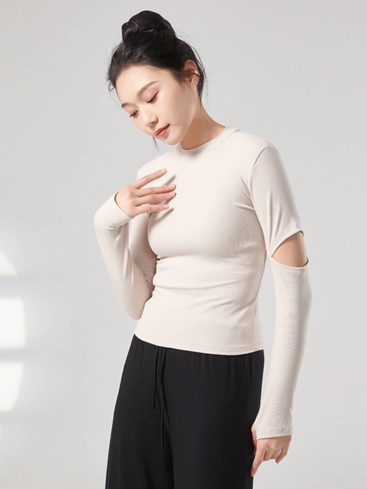 Modern dance exercise girl dance, dance with holes, long sleeves, fingers of classical dance teachers in class, class training suit