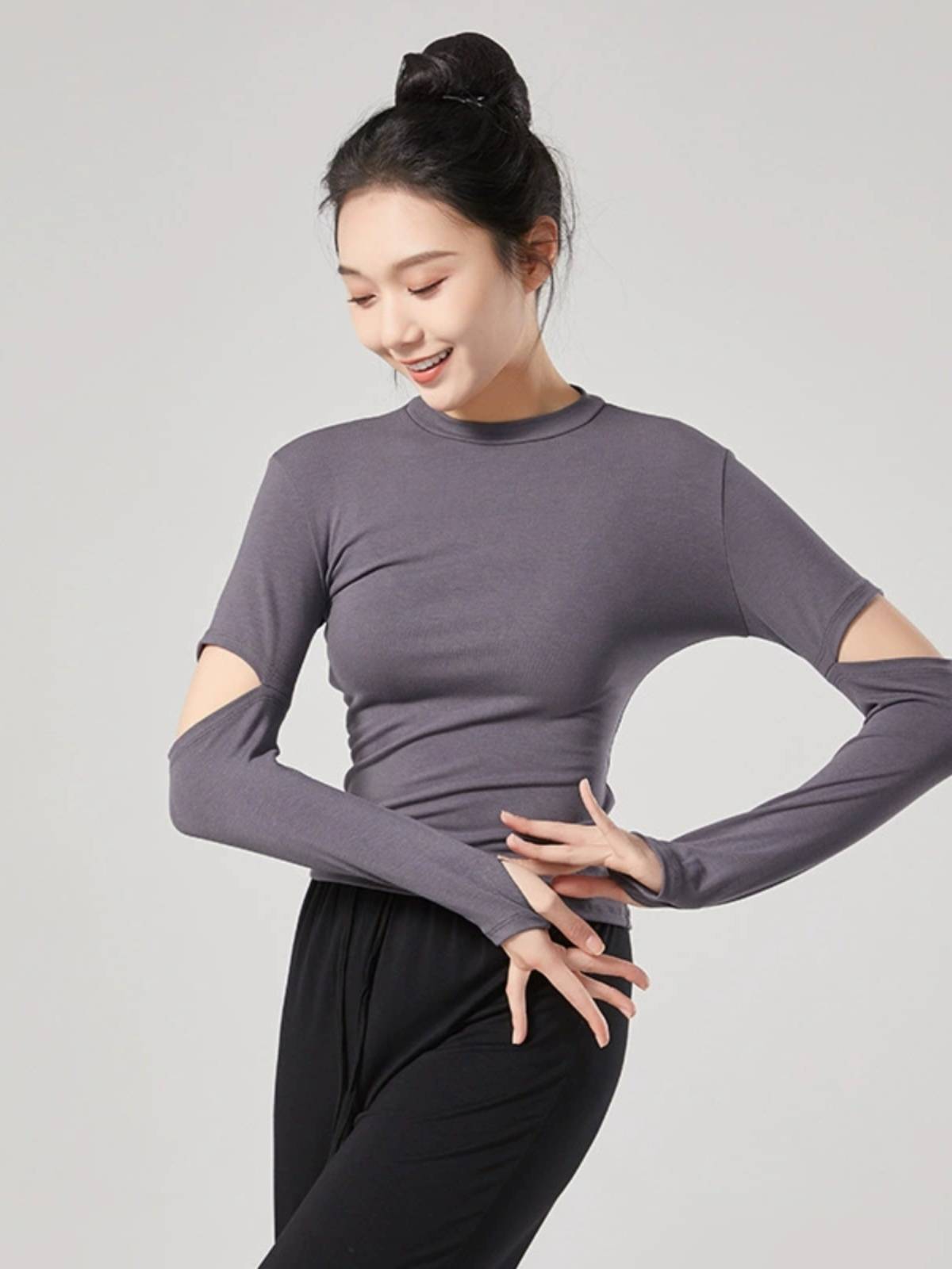 Modern dance exercise girl dance, dance with holes, long sleeves, fingers of classical dance teachers in class, class training suit