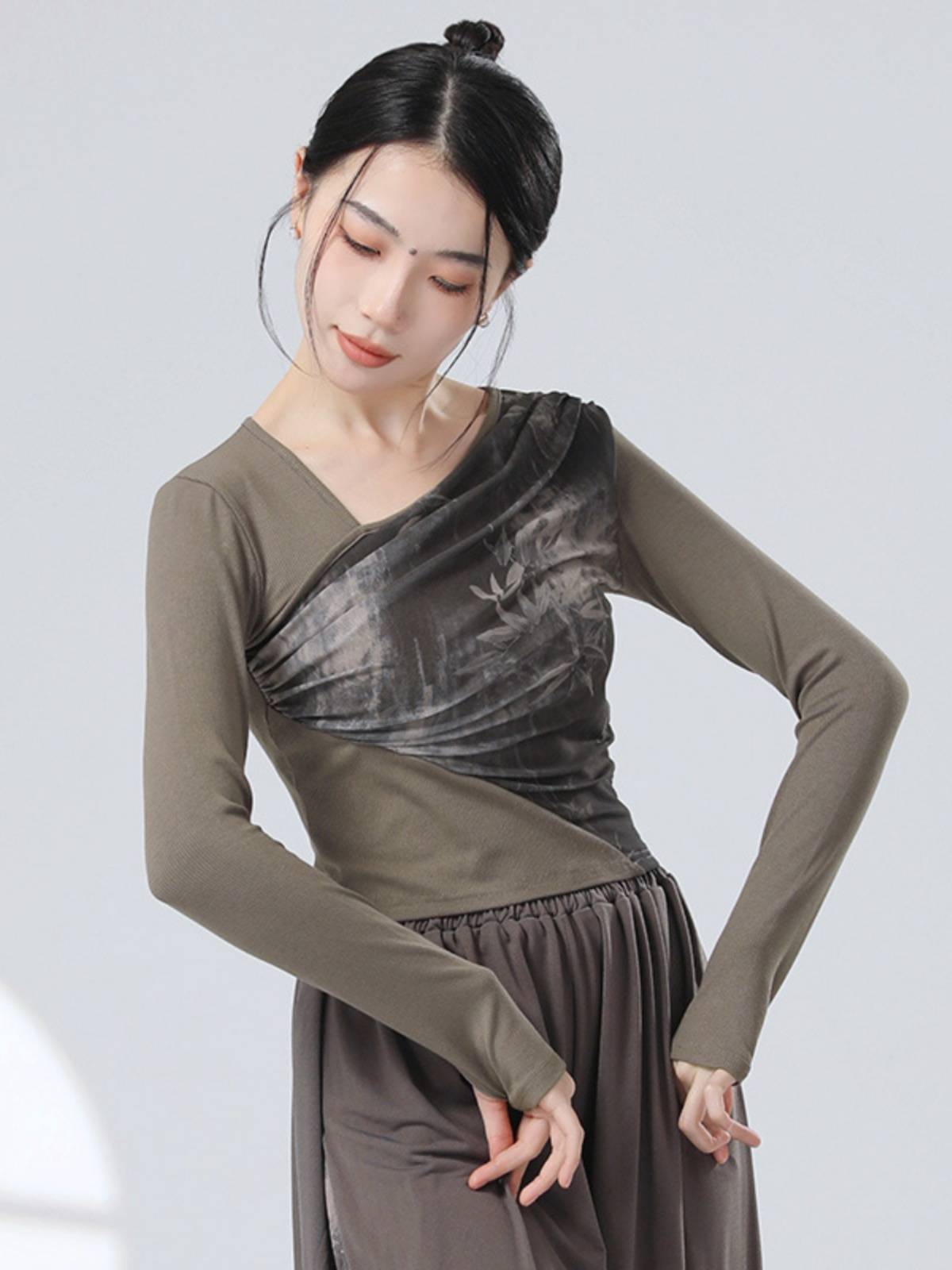 Guofeng's new Chinese -style stitching ink gauze sloping design sense long -sleeved sleeve refers to modern dance dance practice clothes