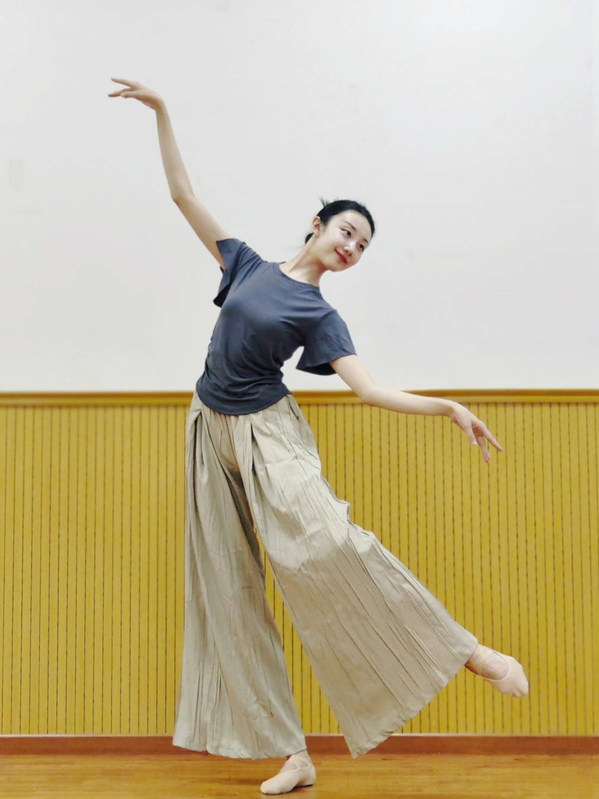 Classical dance -shaped physical fitting clothes Summer new daily daily wearing modern dance lotus leaf short sleeves thin dance clothes
