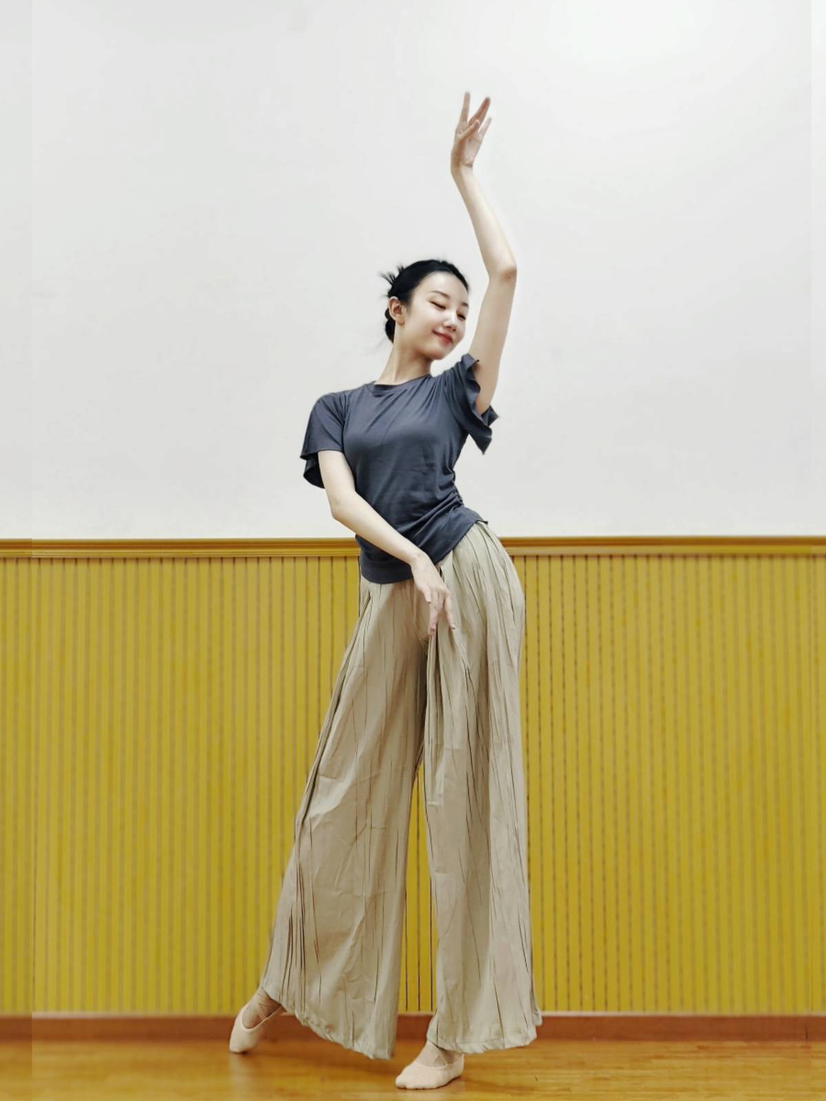 Classical dance -shaped physical fitting clothes Summer new daily daily wearing modern dance lotus leaf short sleeves thin dance clothes