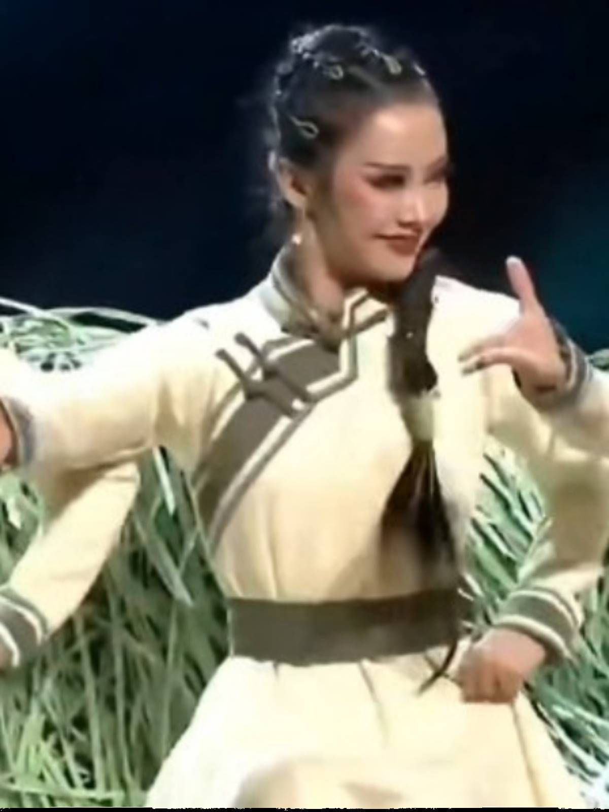 The new modern folk national dance lotus award Mongolian romantic grassland performed men's and women's dance service