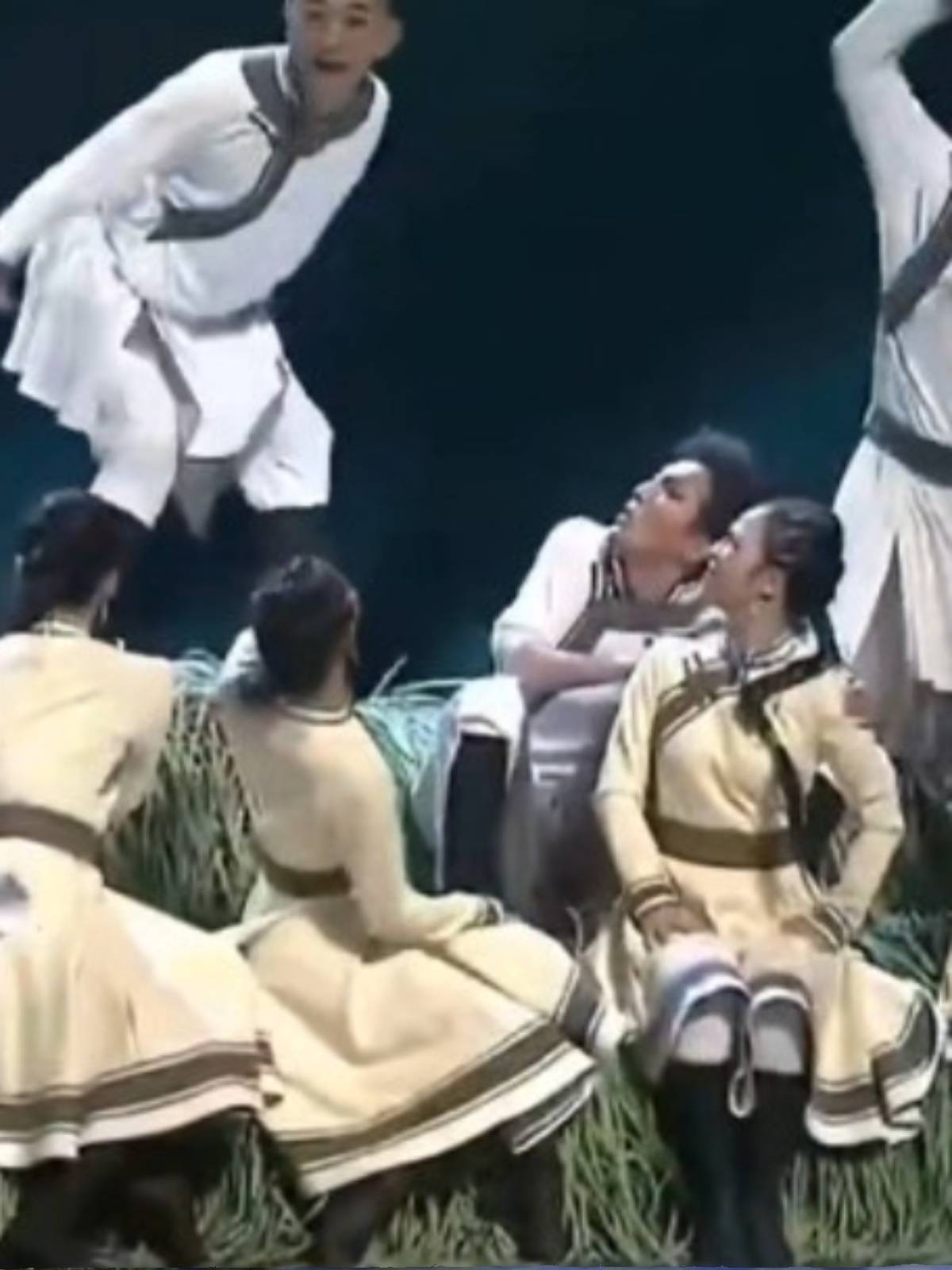 The new modern folk national dance lotus award Mongolian romantic grassland performed men's and women's dance service