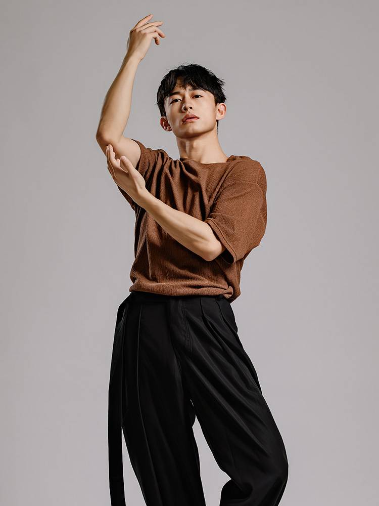 D396 dance service male modern dance exercises short -sleeved loose T -shirt new model Hu Shen staff same