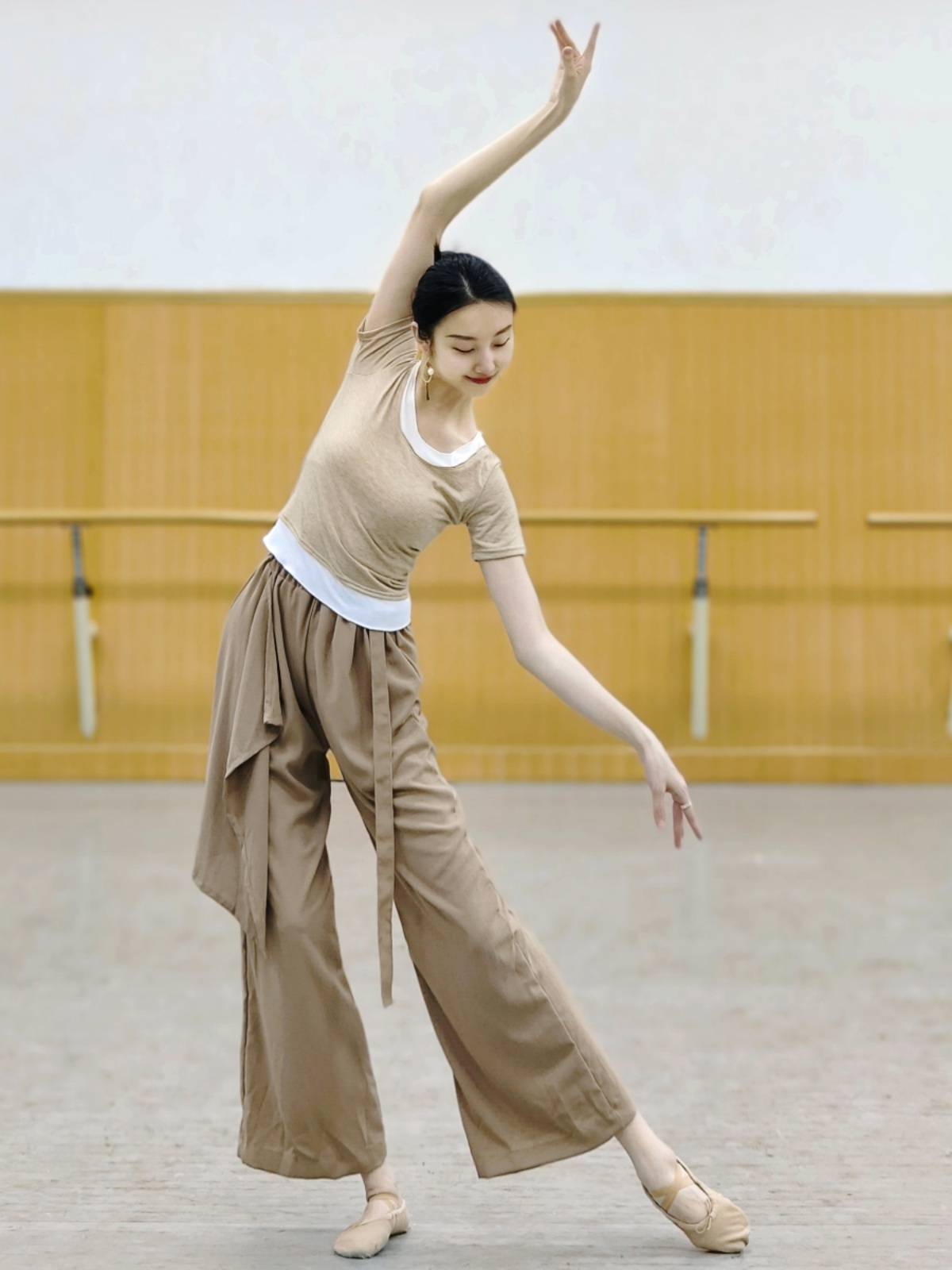 Short -sleeved modern dance exercise, yoga dance service slim classical dance shape, dress spring and summer, thin ballet test