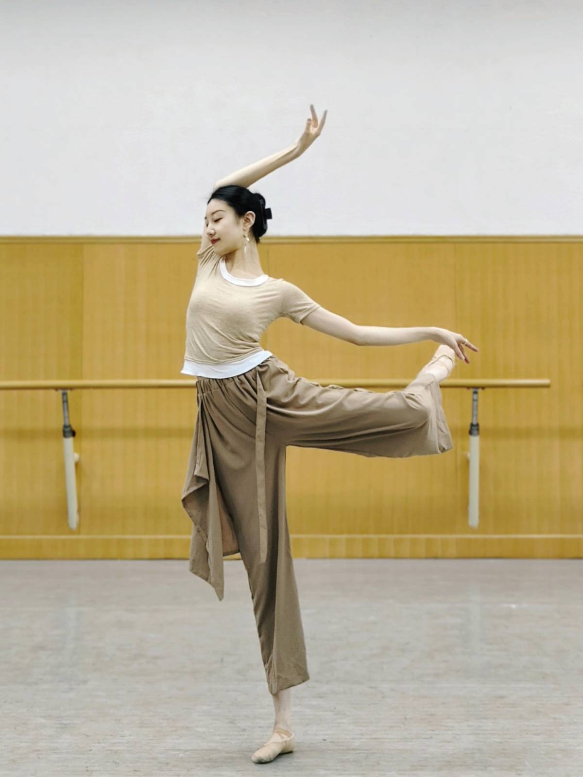 Short -sleeved modern dance exercise, yoga dance service slim classical dance shape, dress spring and summer, thin ballet test