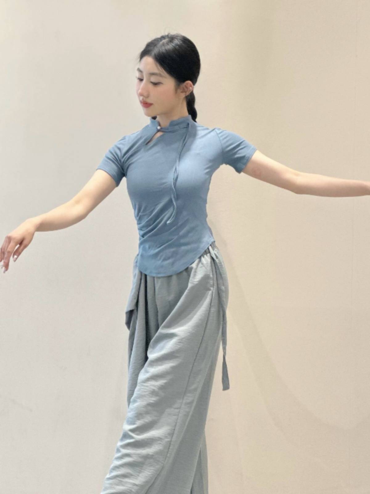 Modern Dance Practice Training Services Hollow Clamp Short -sleeved Top Chinese Dance Sports Clothing Female Wearing Basic Dance Birthday