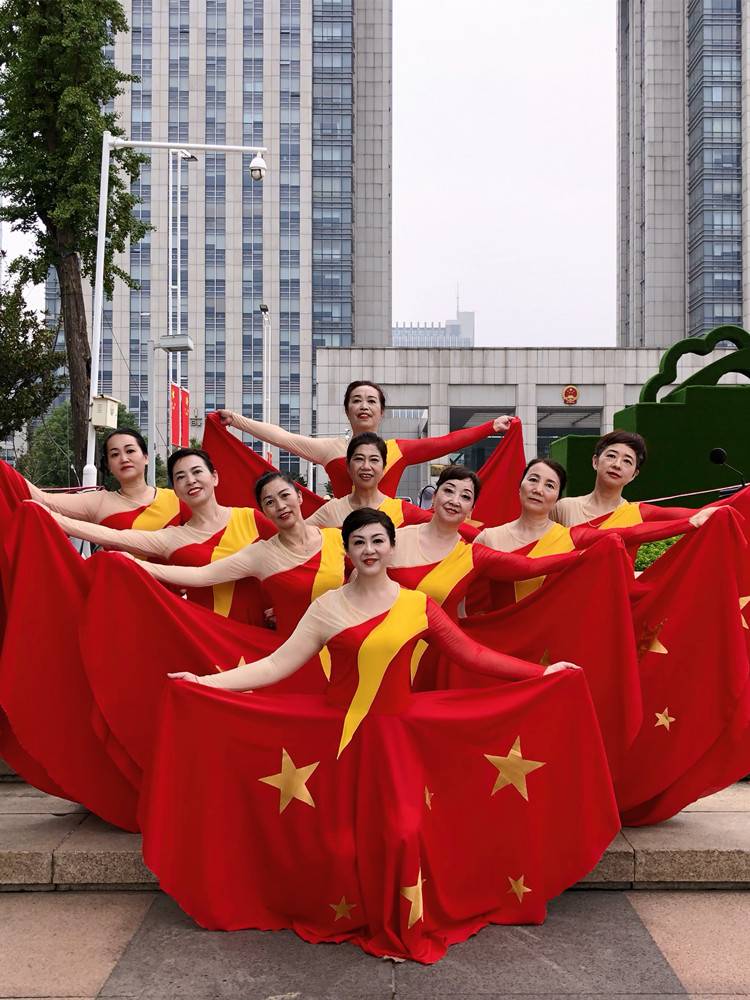 In the afternoon, the Sun Plaza Dance Plaza Kiss the Motherland of the Motherland Modern Dance Performance Big Chorus Red Song Competition Performance Female Women
