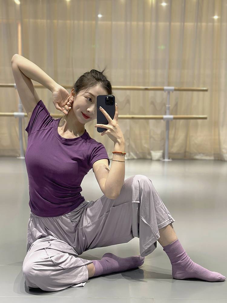"Sweet-backed dance costumes for women with short-sleeved, modern dances for women in Chinese trotting, gymnasium and yoga "
